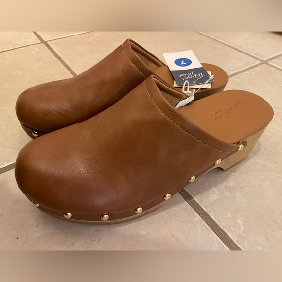 NWT Indra Heels - Picture 3 of 4